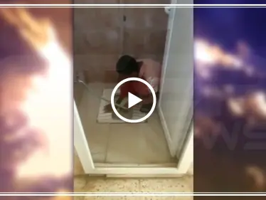 شاهد كيف تُجبر شرطة شران بعفرين طفلين سَجينَين على تنظيف المراحيض بأظافرهما (فيديو) - وكالة ستيب نيوز