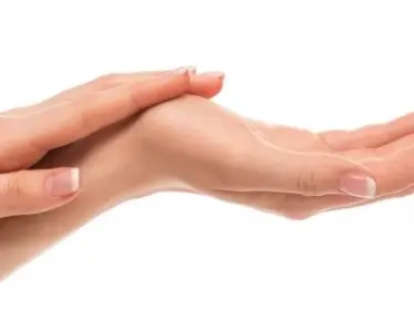 خلطات طبيعية لـ تقشير اليدين والقدمين في المنزل.. إليكِ 4 طرق آمنة - وكالة ستيب نيوز