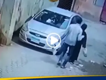 مقطع فيديو صادم لتحرش شاب بمسنة يغضب المصريين ويحرك السلطات - وكالة ستيب نيوز