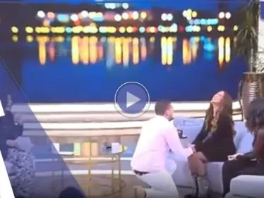 بالفيديو|| على غرار الأفلام.. شاب يفاجئ فنانة مصرية بخاتم الخطوبة على الهواء مباشرة - وكالة ستيب نيوز