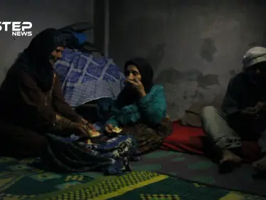 في بيت مظلم بريف إدلب.. تعيل حياة الأحمد ذات الخمسين خريفاً أخوتها العاقين ووالديها المقعدين - وكالة ستيب نيوز