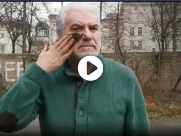 بالفيديو|| عبد الحكيم قطيفان يتضامن مع أهالي المخيمات بكلمات مؤثرة ويلطخ وجهه بالطين - وكالة ستيب نيوز