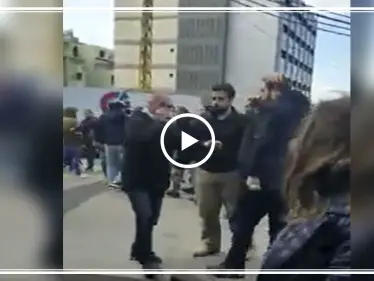 بالفيديو || عناصر "حركة أمل" تعتدي على محتجين بالضرب وتوقع جرحى في بيروت - وكالة ستيب نيوز