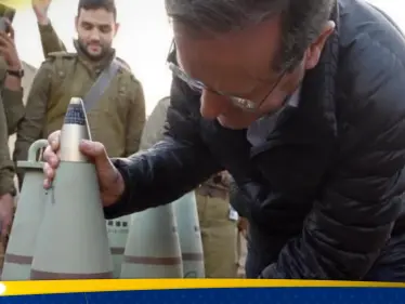 شاهد|| الرئيس الإسرائيلي يكتب كلمتين على قذيفة صاروخية قبل إطلاقها على غزة - وكالة ستيب نيوز