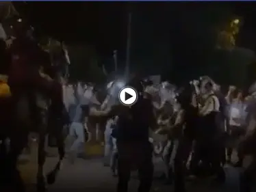 بالفيديو|| فرقة خيالة إسرائيلية تهاجم أهالي حي الشيخ جراح وتعتقل فتاة وتسحلها أرضاً وتعتدي عليها - وكالة ستيب نيوز