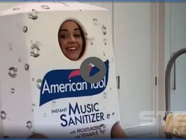 بالفيديو|| كاتي بيري تذهل جمهورها بعرضٍ في زي على شكل عبوة معقم - وكالة ستيب نيوز