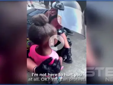 الاحتجاجات على مقتل فلويد تعم العالم وتصل دول عربية.. وطفلة أمريكية تتوسل للشرطة (فيديو) - وكالة ستيب نيوز