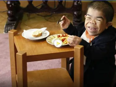 بالفيديو|| غينيس تكشف عن أقصر شخص في العالم وأسباب الوفاة المبكرة لقصار القامة تاريخياً - وكالة ستيب نيوز