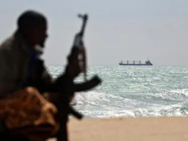 هجوم على ناقلة نفط إيرانية قادمة باتجاه المنطقة والخارجية تهدد 