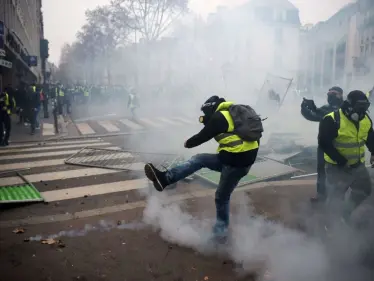 عشرات المصابين والموقوفين في مواجهات "السترات الصفراء"، وقوّات الأمن تقمع الاحتجاجات!! - وكالة ستيب نيوز