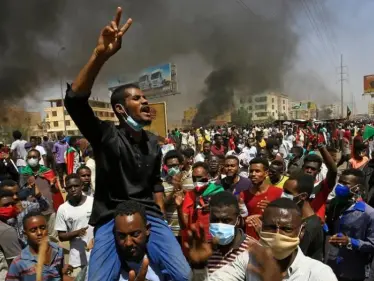 قوات الأمن السودانية تطلق القنابل الصوتية بكثافة على المحتجين قرب قصر الرئاسة.. ومصادر طبية تعلن مقتل متظاهرين - وكالة ستيب نيوز