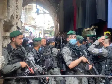 بالفيديو|| جندي إسرائيلي يدوس على رأس الطبيب الفلسطيني حازم الجولاني بعد إصابته خلال تنفيذ عملية طعن - وكالة ستيب نيوز