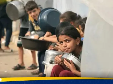 شاهد|| مصريون يخترقون حصار غزة ويمدون الأهالي بالكهرباء والمياه عبر السياج الحدودي - وكالة ستيب نيوز