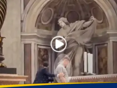 رجل يثير الفوضى في الفاتيكان ويتبول على مذبح القديس بطرس (فيديو) - وكالة ستيب نيوز