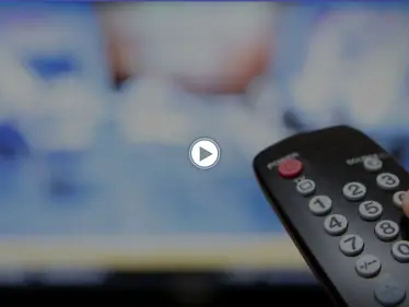 بالفيديو|| "ظهور شكل غريب في الغرفة".. موقف محرج يُربك وزيرة أثناء بث مباشر - وكالة ستيب نيوز