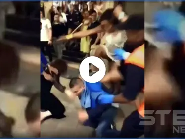 بالفيديو||بلباسٍ قصير.. امرأتين مخمورتين متحولتين جنسياً تركلان مراهقاً داخل مترو أنفاق في لندن - وكالة ستيب نيوز