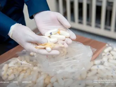 مخبأة داخل أحشاء 6 مسافرين.. السعودية تضبط كميات كبيرة من مادة الكوكايين المخدرة بمطار الملك فهد الدولي - وكالة ستيب نيوز