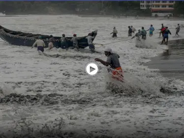 بالفيديو|| مأساة جديدة في الهند.. إعصار "تاوكتاي" يضرب شواطئها مخلفاً عدداً من القتلى وإجلاء 100 ألف شخص من منازلهم - وكالة ستيب نيوز