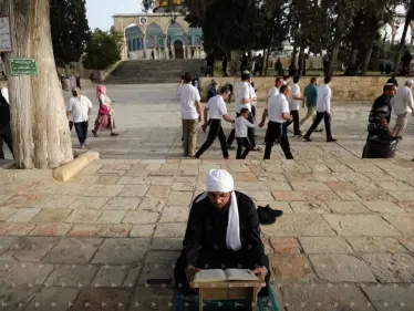 بالفيديو|| مستوطنون يقتحمون المسجد الأقصى لليوم الثاني ومواجهات مع شبّان فلسطينيين - وكالة ستيب نيوز