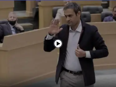 أسامة العجارمة يثير غضب الأردنيين بعد حمله سيفاً متوعد الملك الأردني بكلمات قاسية (فيديو) - وكالة ستيب نيوز