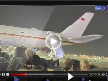 شاهد ماذا فعل المستشار الألماني وفريقه أثناء إطلاق صفارات الإنذار في مطار تل أبيب - وكالة ستيب نيوز