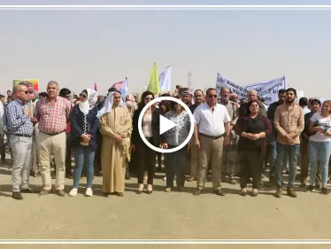 أهالي شرق سوريا يحتجون أمام قاعدة للتحالف الدولي على إقصاءهم من اللجنة الدستورية (فيديو) - وكالة ستيب نيوز