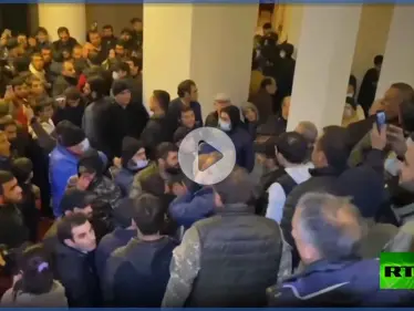 بالفيديو|| متظاهرون يهاجمون رئيس البرلمان الأرمني بالضرب احتجاجاً على اتفاق السلام مع أذربيجان - وكالة ستيب نيوز