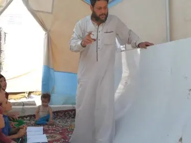 صعوبات تواجه تعليم الأطفال في مخيم الملعب على أطراف مدينة الدانا بريف إدلب - وكالة ستيب نيوز