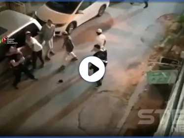 بالفيديو|| شاب فلسطيني لوحده يواجه أكثر من 15 إسرائيلي بينهم مسلح - وكالة ستيب نيوز