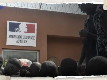 تلفزيون النيجر يكشف ما عثرت عليه قوات الأمن في شاحنة للسفارة الفرنسية (صور) - وكالة ستيب نيوز