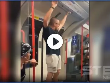 بالفيديو|| هكذا رد شبان سُمر البشرة على حادثة اعتداء عنصري في مترو لندن من شاب أبيض - وكالة ستيب نيوز