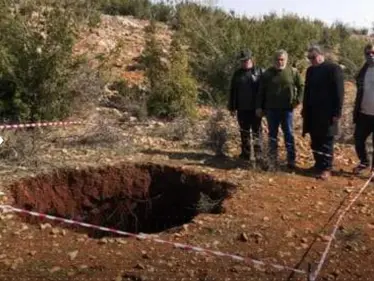 بعد ظهور حفرة كبيرة بشكلٍ "مفاجئ" في لبنان .. السُلطات تتحرك ومسؤول يكشف تفاصيلاً - وكالة ستيب نيوز