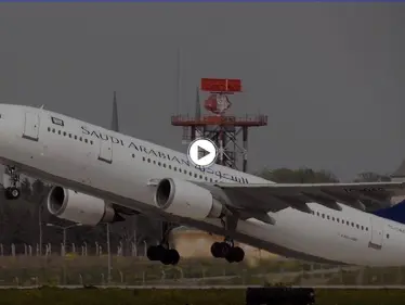 طائرة سعودية تغير مسارها بشكل مفاجئ وتعود للمطار بعد إقلاعها بسبب سيدة (فيديو) - وكالة ستيب نيوز