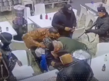 بالفيديو|| لحظة إلقاء القوات العراقية القبض على شخص هدد بتفجير نفسه داخل مطعم وسط بغداد - وكالة ستيب نيوز