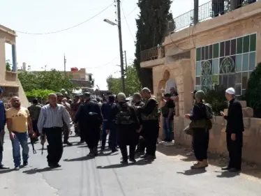 أحد أبناء السويداء يحتجز سيارة لـ الأمن العسكري، والنظام يعزز من تواجد قواته في المحافظة - وكالة ستيب نيوز