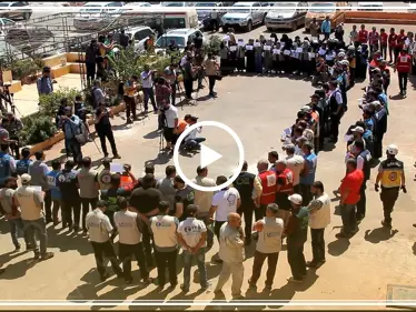 وقفة لمنظمات العمل الإنساني في الشمال السوري احتجاجاً على قصف ريفي إدلب وحماة - وكالة ستيب نيوز