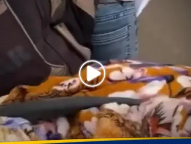 مشهد مؤثر.. أب فلسطيني يحمل جثمان ابنه في صندوق دراجته الهوائية ليدفنه - وكالة ستيب نيوز