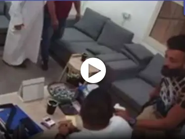 بالفيديو|| بسبب خلاف على إصلاح سيارة.. كويتي يهجم على شاب لبناني بالساطور ويؤدي لإصابته - وكالة ستيب نيوز
