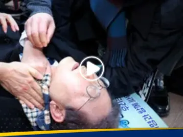 شاهد|| لحظة طعن زعيم المعارضة بكوريا الجنوبية في رقبته على الملأ - وكالة ستيب نيوز