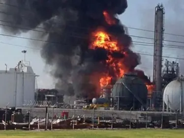 انفجار وسحب دخان في مدينة بوشهر الإيرانية في مصنع بتروكيماويات قرب المفاعل النووي الإيراني (فيديو) - وكالة ستيب نيوز