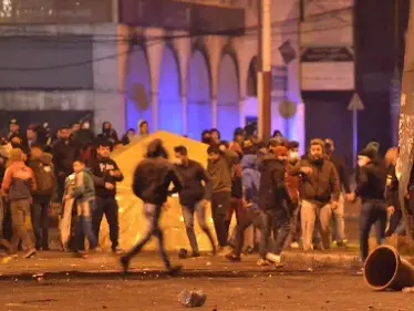 بالفيديو || غضب متصاعد.. متظاهرون في طرابلس يقتحمون المصرف والسرايا - وكالة ستيب نيوز