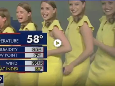 شاهد بالفيديو|| مذيعة تدخل في نوبة هستيرية من الضحك بسبب خطأ تقني أثناء بث مباشر وتختتمها برقصة ساخرة - وكالة ستيب نيوز