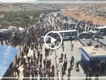 شاهد| مئات المتظاهرين يقتحمون معبر باب الهوى والجندرمة التركية تحاول فضّها بالغازات المسيلة للدموع - وكالة ستيب نيوز