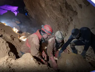 شاهد|| سحب بطيء لباحث أمريكي عالق في أعمق كهوف العالم بتركيا.. 10 أيام ليصل إلى الأرض - وكالة ستيب نيوز