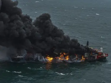 بالفيديو || حريق كبير بسفينة إسرائيلية تحمل مواداً خطرة قبالة سواحل كندا - وكالة ستيب نيوز