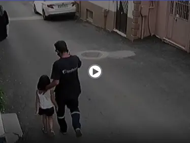 بالفيديو|| شاب يتحرش بطفلة عمرها 5 سنوات في ولاية بورصة التركية وأهالي الحي يبرحونه ضرباً - وكالة ستيب نيوز