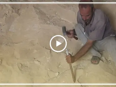 أبو أحمد قرر نحت بيت في الصخر بعدما ضاقت به حتى خيام اللجوء!! - وكالة ستيب نيوز