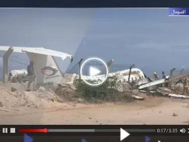 بالفيديو|| هبوط عنيف لطائرة ركاب مدنية صومالية في مطار مقديشو على متنها 30 راكباً - وكالة ستيب نيوز