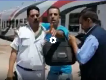 بالفيديو|| حادثة تشعل مصر.. أمين شرطة يتعرض للاعتداء بالضرب من قبل بائعي تذاكر قطار والسلطات توضح - وكالة ستيب نيوز