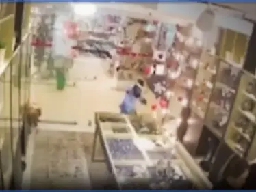 لجذب الزبائن.. أطفال متنكرين بزي 